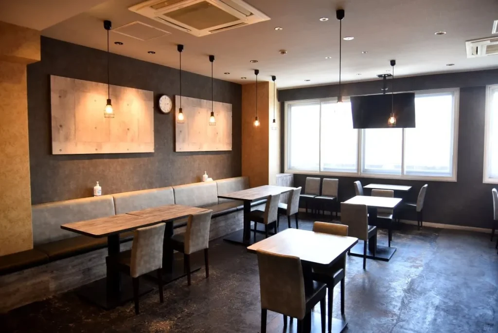 The interior is calm and stylish, providing a contrast to the bustling market. To reach the restaurant, go through the Sapporo Morning Market on the first floor of the Maruka Center Building and look for the restaurant’s signage flag.