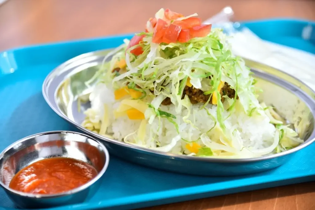 The signature dish, “Happy Taco Rice,” the same as the restaurant name, is just 902 JPY for eat-in and 886 JPY for take-out. Variations with different ingredients are available.