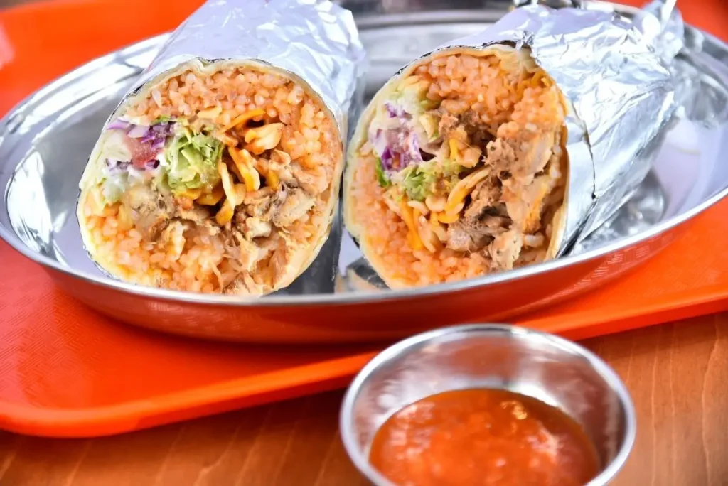 The "Pork Burrito" (M size) is 825 JPY for eat-in and 810 JPY for take-out, with chicken also available. L size is also offered for both.
"