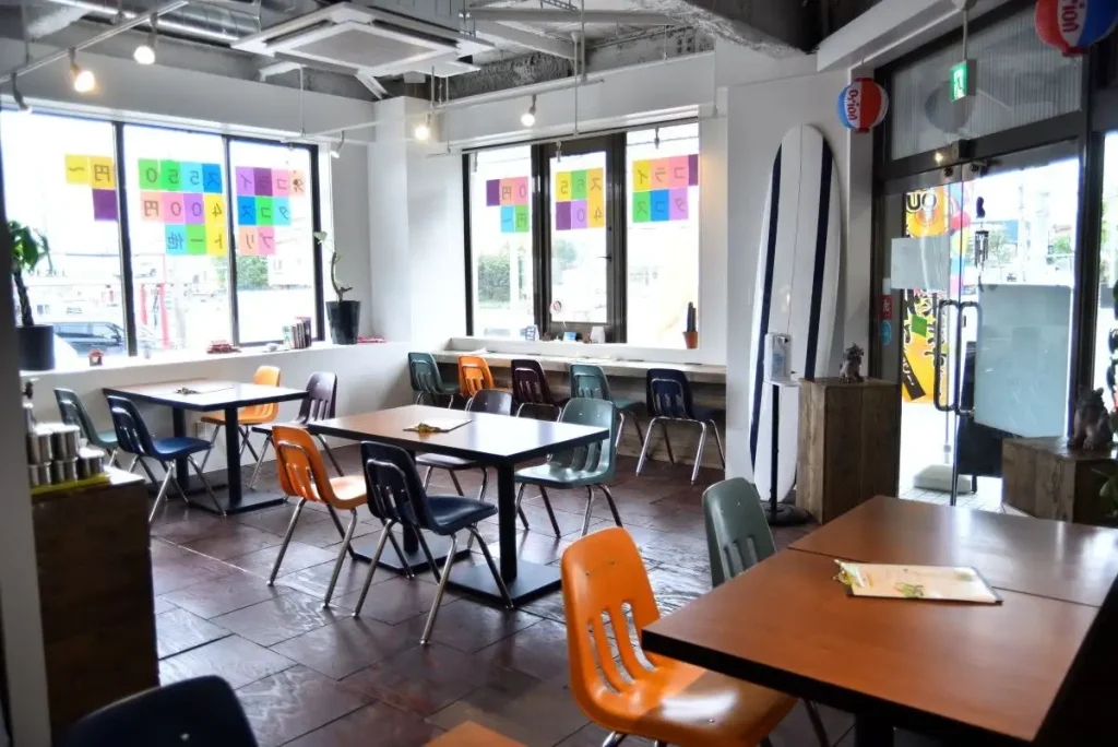 The bright atmosphere inside “Happy Taco Rice” creates a welcoming vibe. Wear an Aloha shirt for a 20 JPY discount and a free soft drink with any food order.