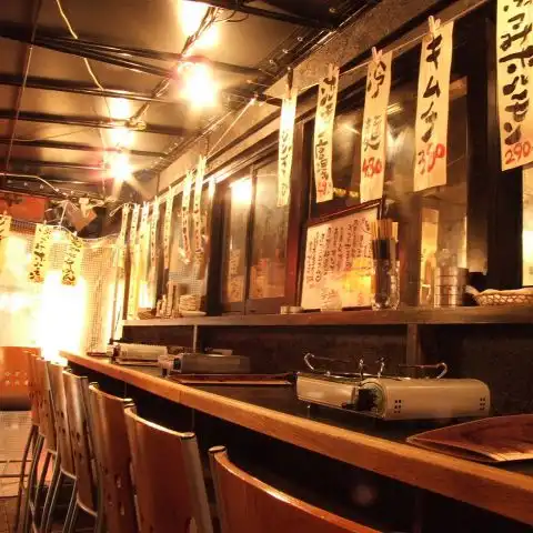 Table seats, private rooms, and counter seats for solo diners are available.