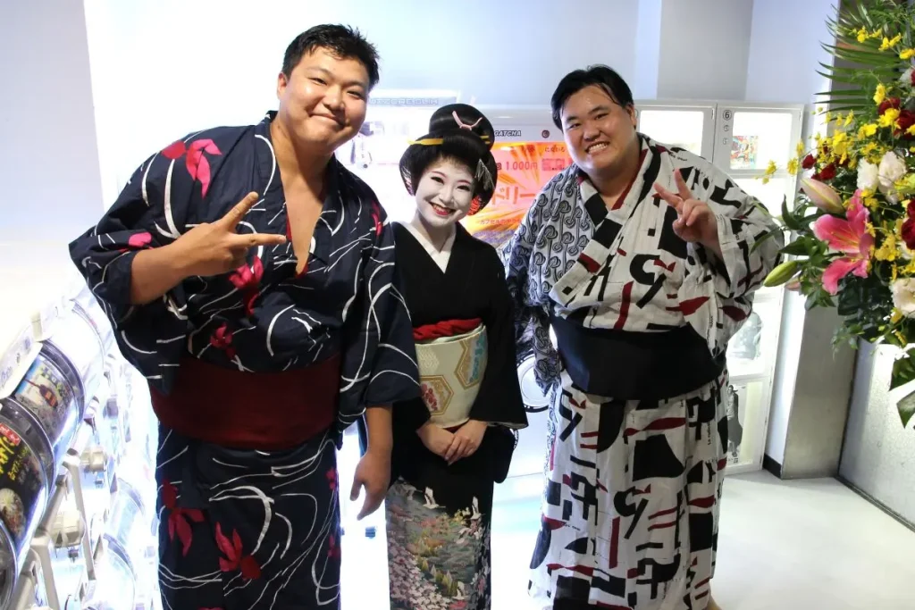 Sumo wrestlers and the dancer seeing guests off with smiles after the show.