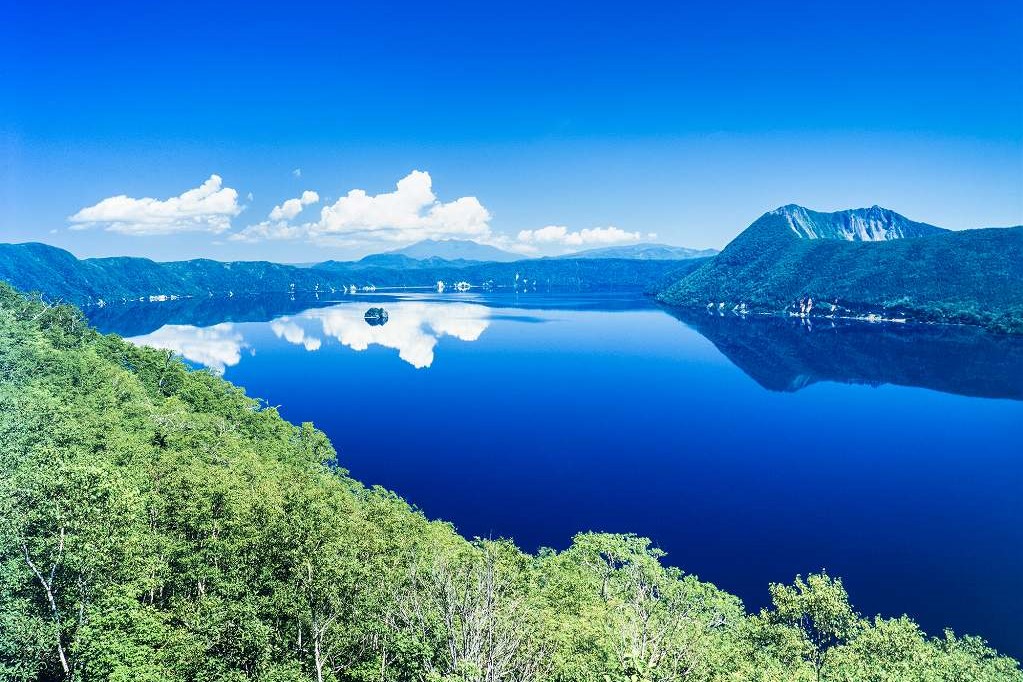 真っ青な湖面の摩周ブルーが美しい摩周湖の風景