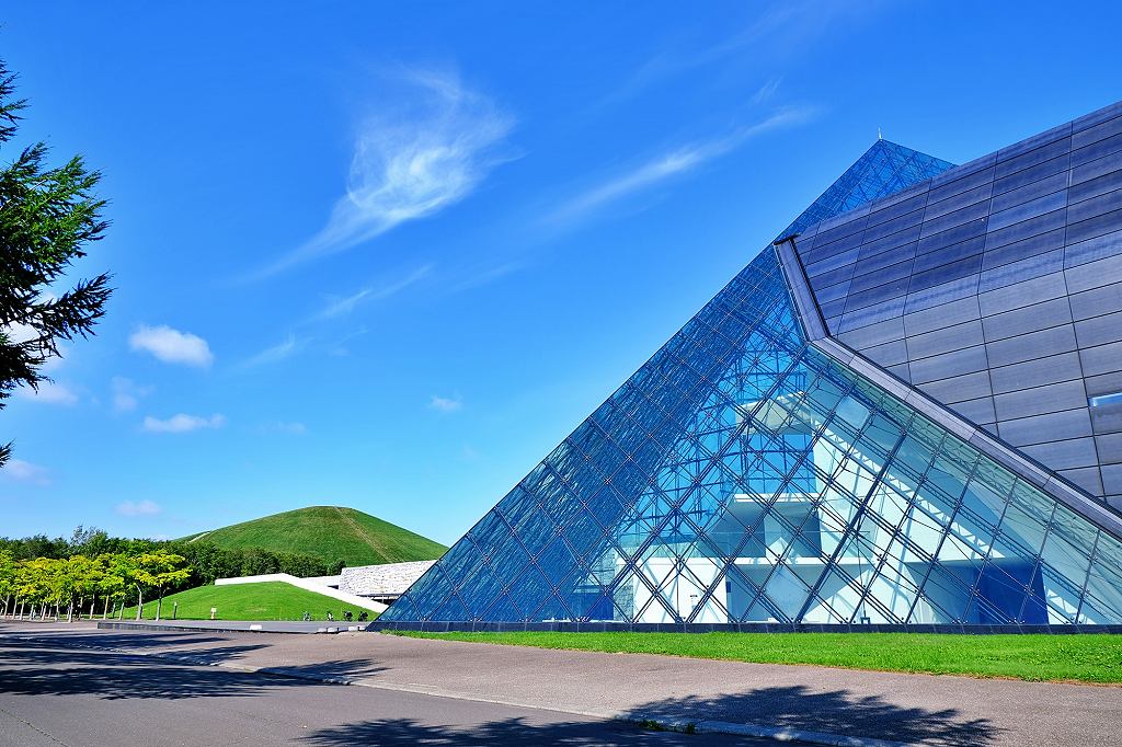 イサム・ノグチがデザインしたモエレ沼公園の「ガラスのピラミッド」