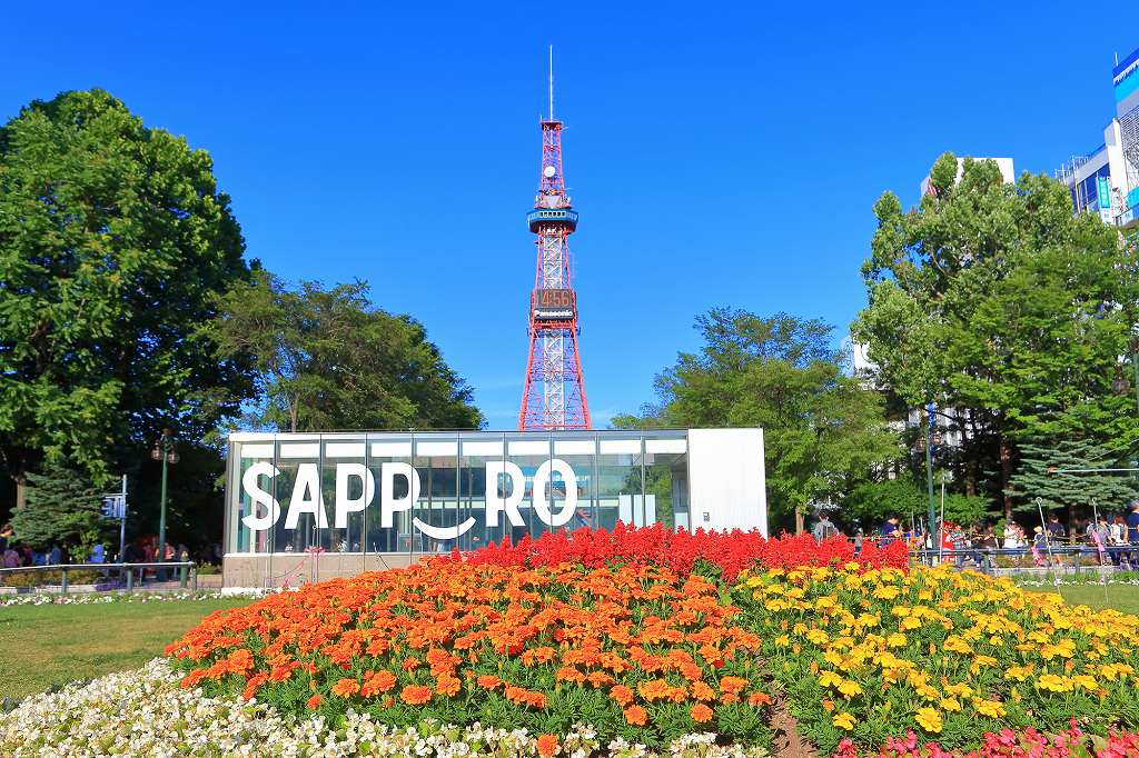 札幌中心街を東西に横切る大通公園と公園の東端にそびえるさっぽろテレビ塔