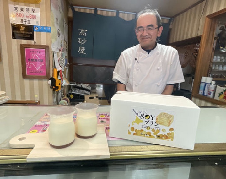 北見産の大豆で作ったスイーツ「ゴチＳＯＹプリン」とをＰＲする高砂屋菓子舗の渡辺孝博さん