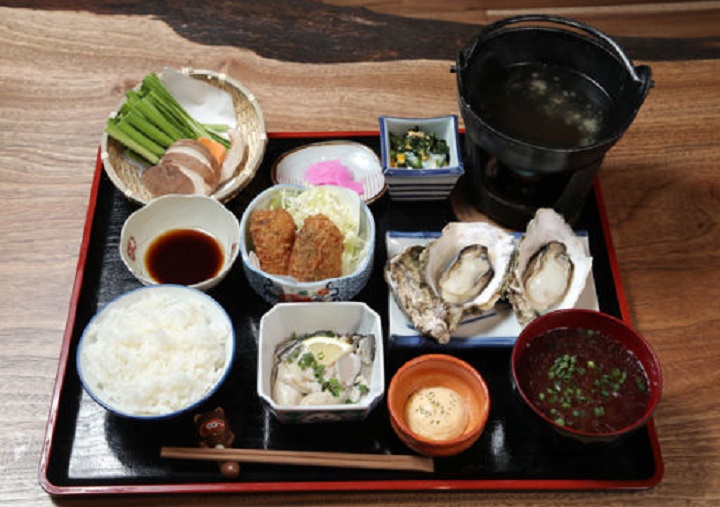民宿「ムラカミヤ」がランチで提供する「知内牡蠣ニラ御膳」