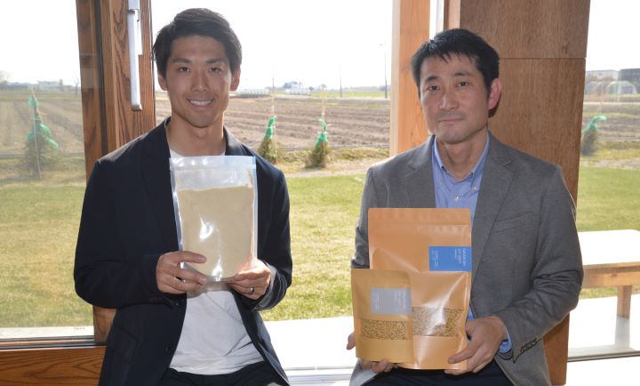 長沼産大豆ミートを売り出した滝川徹也さん（右）と、自家産大豆でプロテインを開発した桃野慎也さん