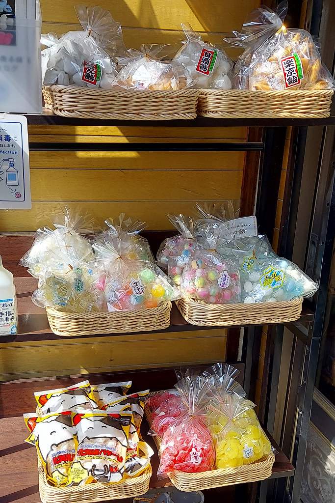 飴屋六兵衛本舗飴谷製菓の店頭に並べられたさまざまな商品