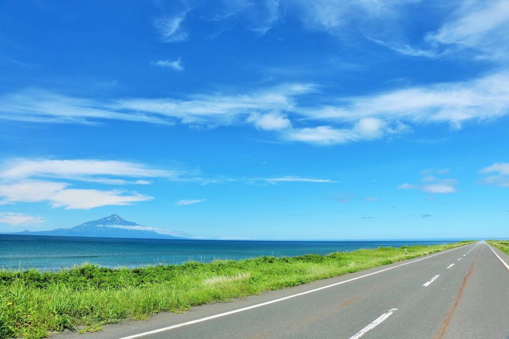 利尻富士が望める日本海沿岸を走るオロロンラインの風景
