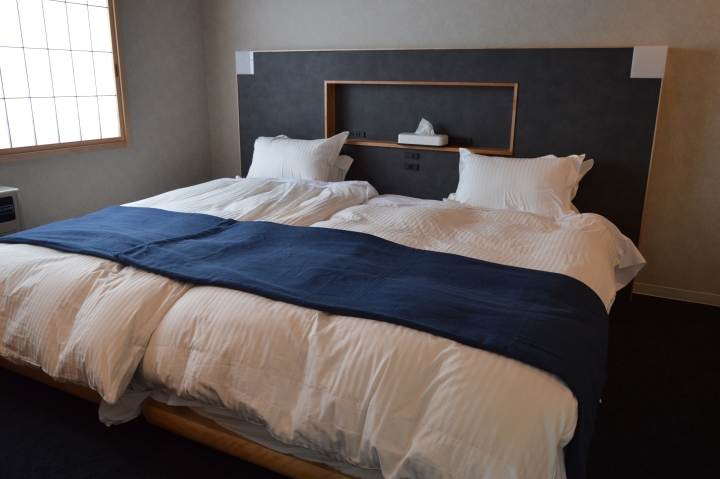 十勝岳温泉凌雲閣の寝室の大きなベッド