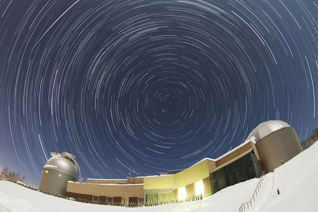 サンピラーパーク星見の丘に建つ「なよろ市立天文台きたすばる」の外観