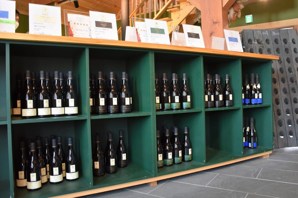 「ＳＨＯＰ」限定ワインなど陳列棚に並ぶワイン。