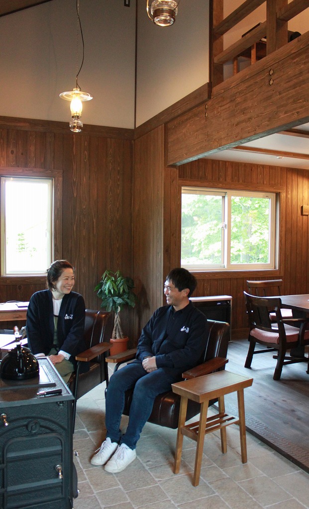 カフェと宿泊施設を併設した「自家焙煎珈琲と森のお宿　森の暮らし」の室内と、切り盛りする杉山大輔さん（右）と智恵さん（左）