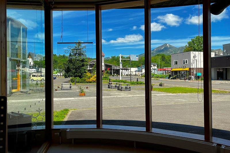ニセコ駅とニセコアンヌプリの景色が楽しめるラジオニセコ放送局舎からの眺め