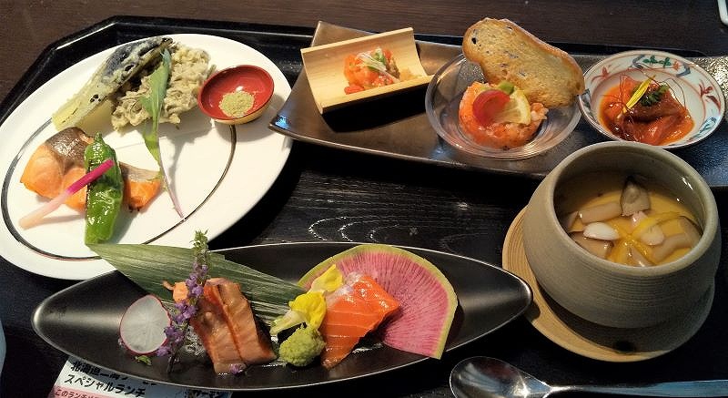 和食スペシャルランチ。手前左から時計回りに二海サーモンのお造り（２種）、焼き物、前菜（３種）、茶わん蒸し