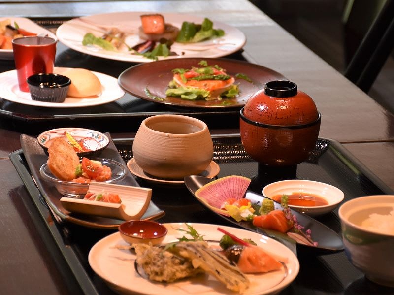 ホテルポールスター札幌がランチタイムで提供している「北海道二海サーモン」のスペシャルランチ。手前が和食メニュー、奥が洋食メニュー