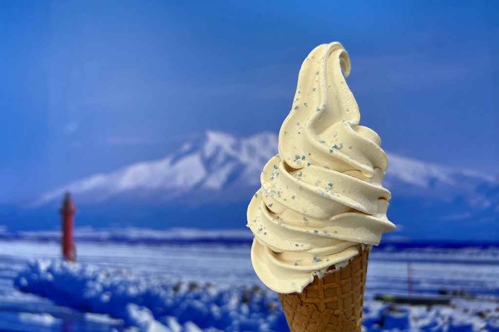 キャラメル味のソフトクリームに青い塩をちりばめた「流氷ソフトクリーム」