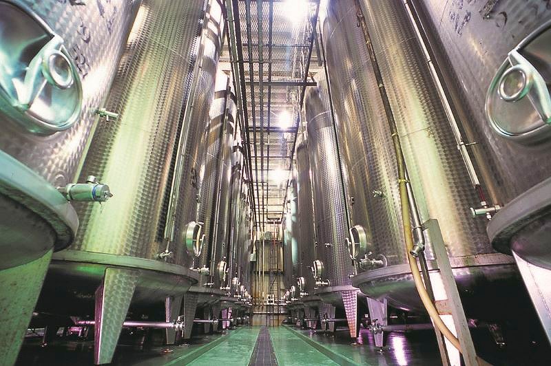 北海道ワインの工場内にずらりと並ぶ醸造用の巨大タンク