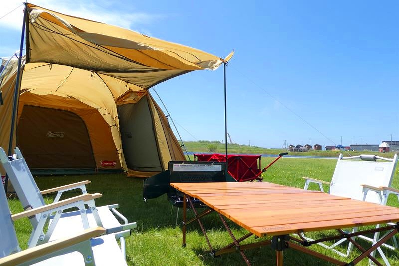 手ぶらキャンプもできるよう貸し出されているテントやキャンプ道具
