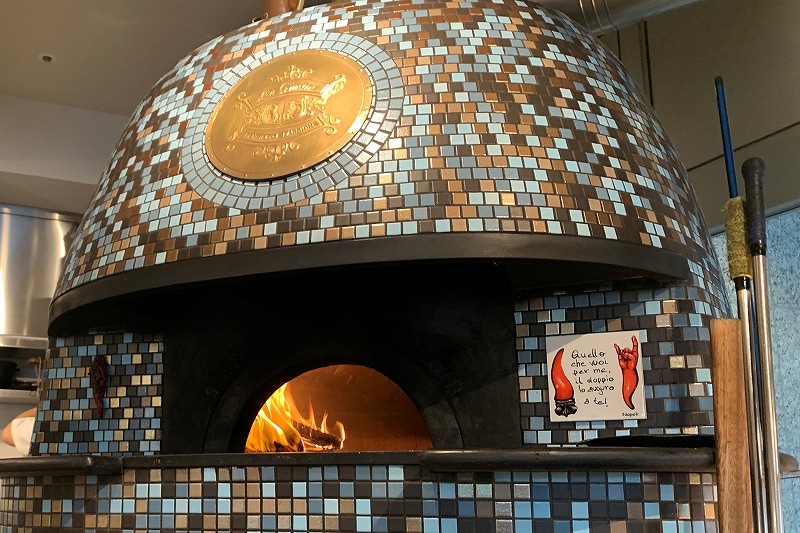 イタリアのピザ窯職人に作ってもらった特注のラ･ジョストラ ピッツェリア エ バールのピッツア焼き窯