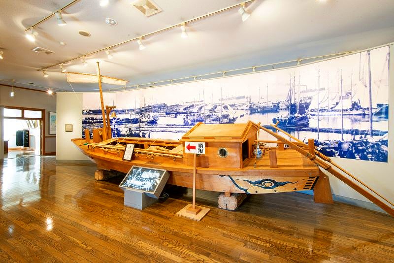 天塩川歴史資料館内に展示されている、２分の１サイズで復元された「長門船」