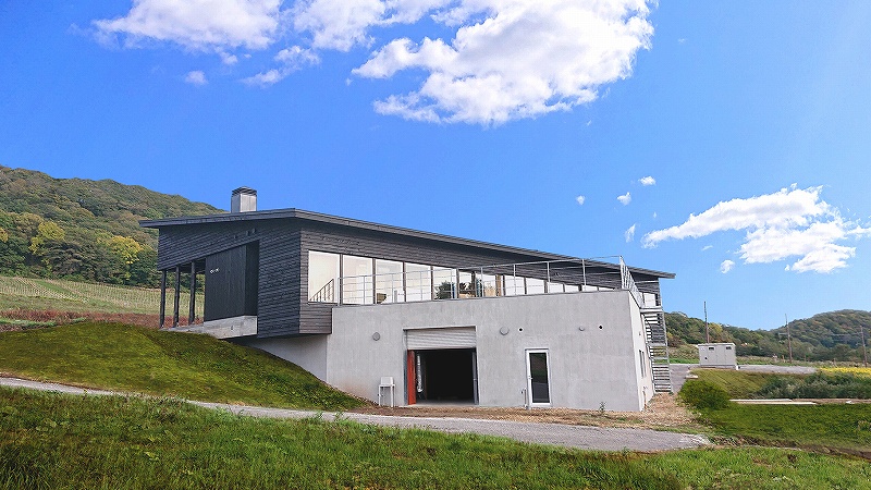 マオイ丘陵に建つ、馬追蒸溜所。天気が良いと、一望できます。まさに北海道。