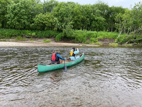 枝幸町内を流れる北見幌別川でカヌーの体験コースを下見する関係者