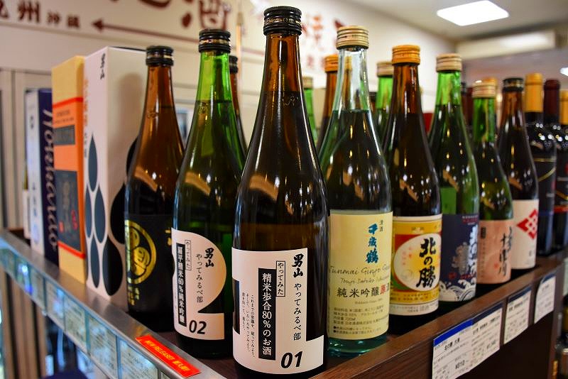 札幌市内の日本酒の売り場にずらりとならぶ道産酒