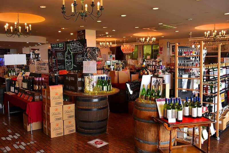 豊富な商品が並べられ、ワインの試飲もできる北海道ワインの直売所