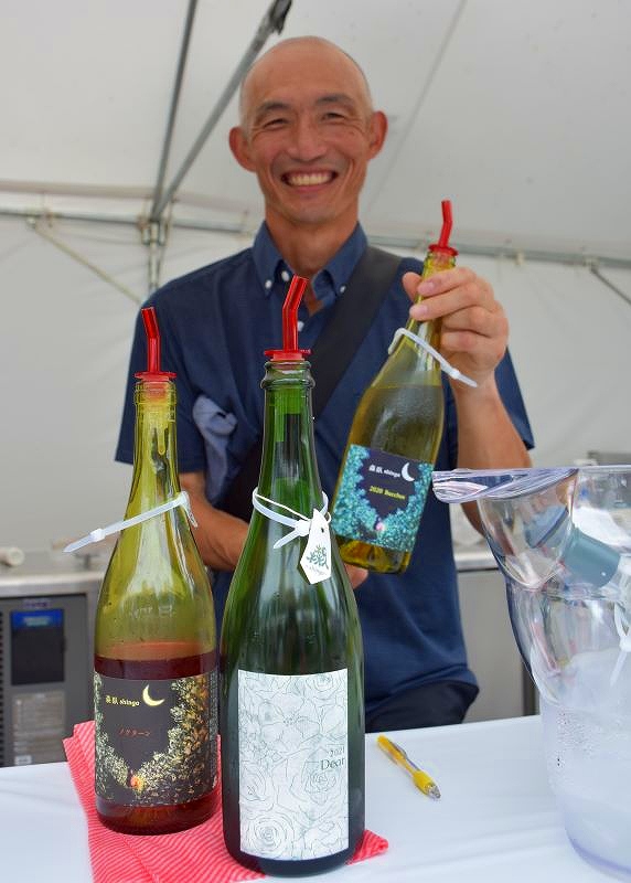 日本最北のワイナリー「森臥」が提供したワインを手にする森臥の竹部裕二さん