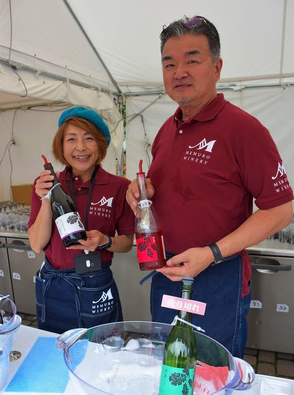 札幌で７月に行われたイベントでワインを販売する尾藤光一さん（右）と恵田喜歩さん