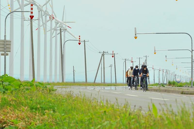 日本ではないかのような酪農地帯を自転車で走ることができるサイクリングを楽しむ人たち
