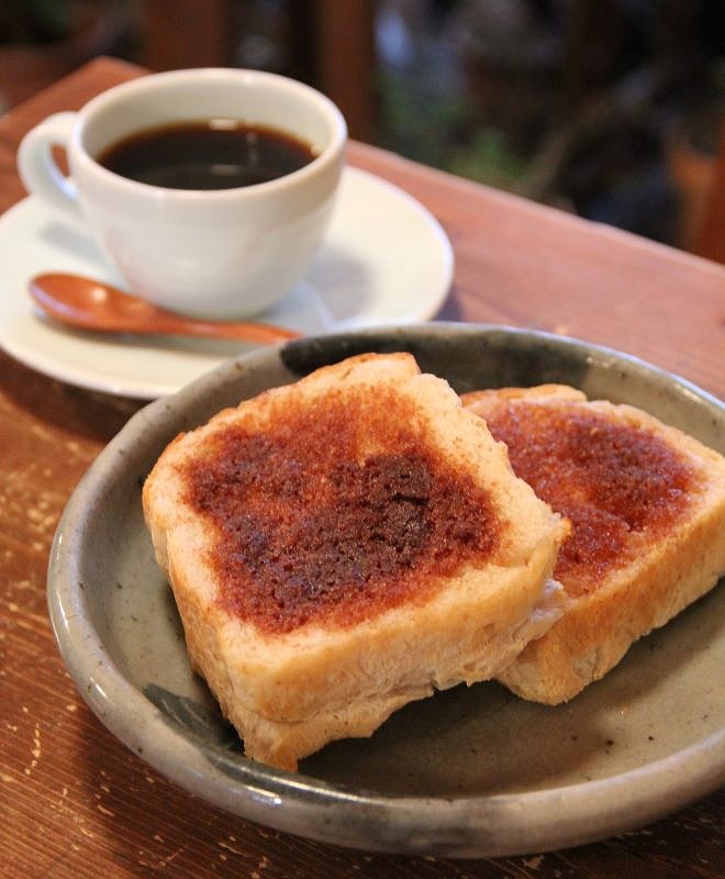 「自家焙煎珈琲　はち」が提供している自家製パンを使った「シナモントースト」