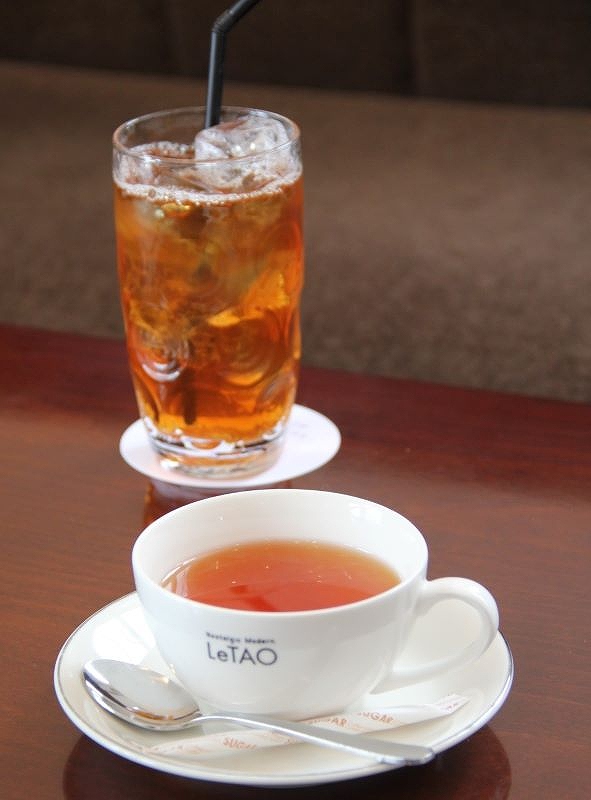 小樽洋菓子舗ルタオがホット（手前）とアイス（後方）で提供している小樽限定の紅茶「小樽の香り」