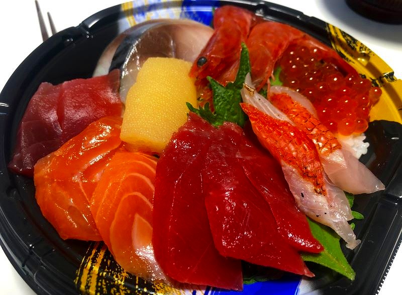 長田鮮魚店が数量限定で提供する海鮮丼