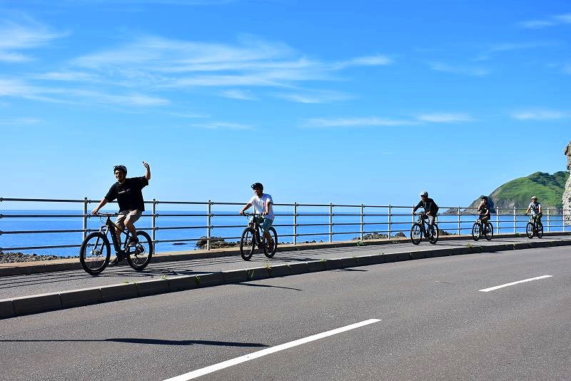 帰路でも海の眺めを楽しみながら自転車を走らせる参加者