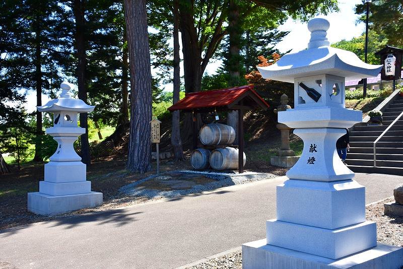 ワイン樽が置かれている仁木神社の境内の様子