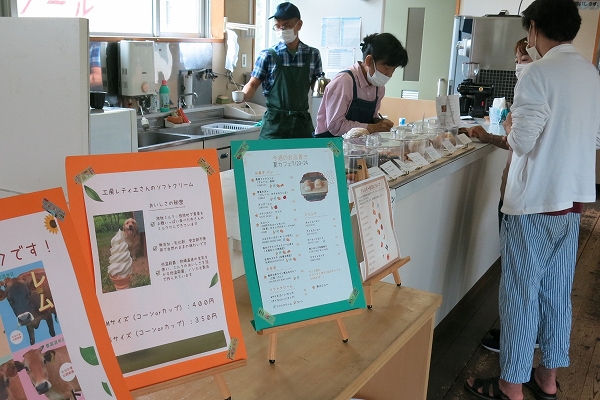 豊富温泉　夏カフェ、８年目もにぎわう＊酪農ヘルパー、パンや焼き菓子提供＊８月２１日まで土日開催