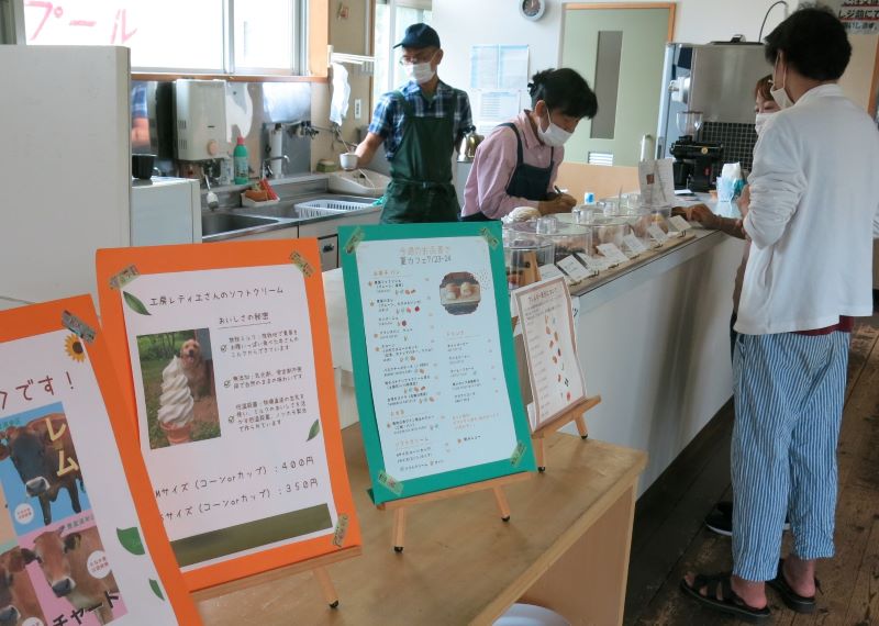 豊富温泉・夏カフェ、今年はパンや焼き菓子などを販売している。21日まで土日開催