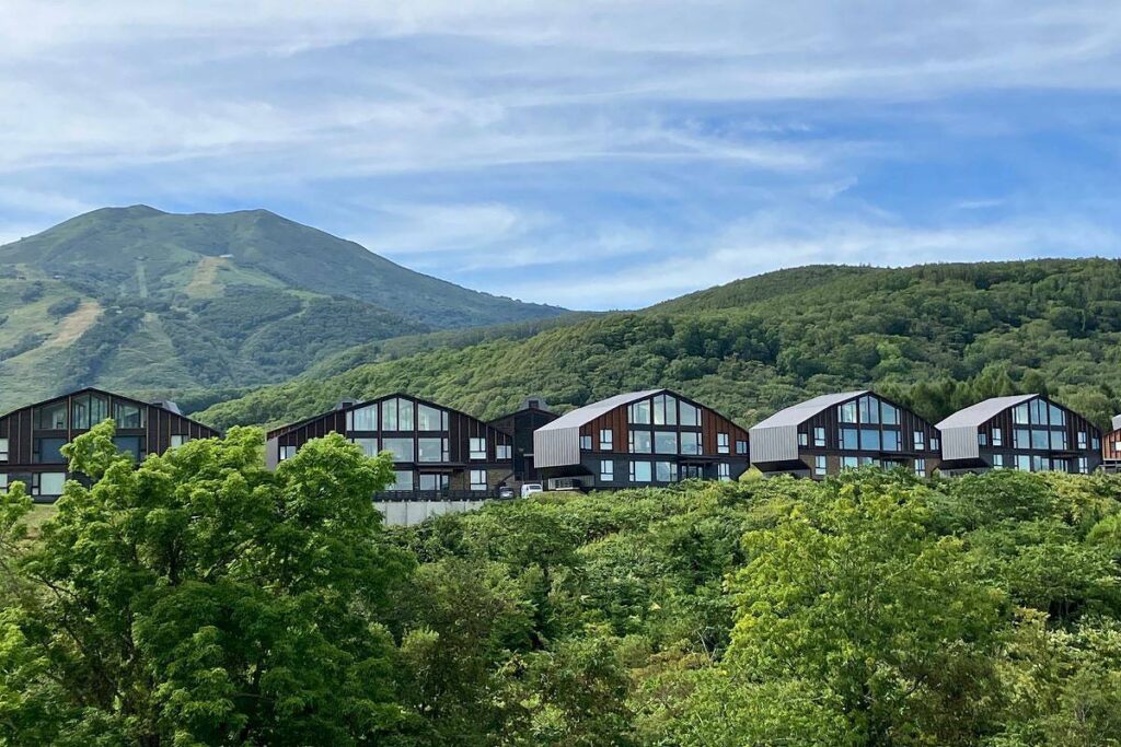 多くの高級別荘が立ち並ぶ山麓