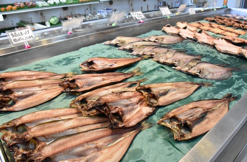 サロマ湖近くの鮮魚店「斉藤商店」に並ぶ置戸地区卸売市場から仕入れたホッケなど