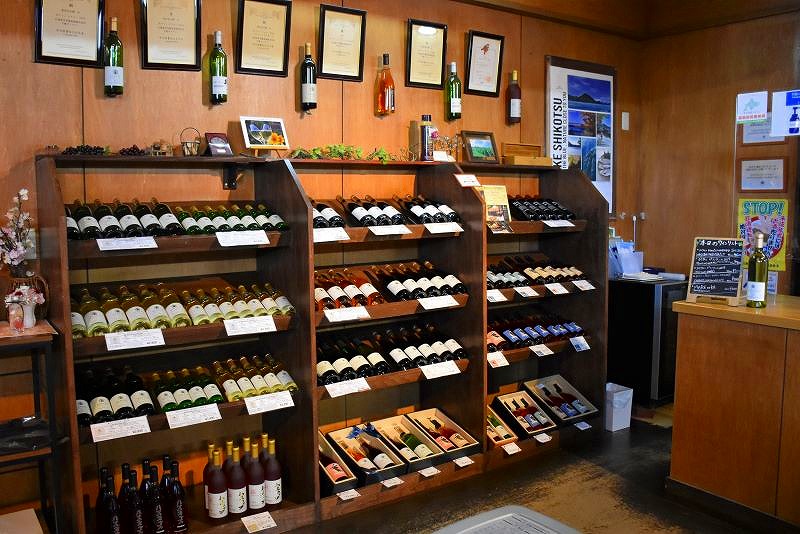 千歳ワイナリーの直売所に並ぶワイン