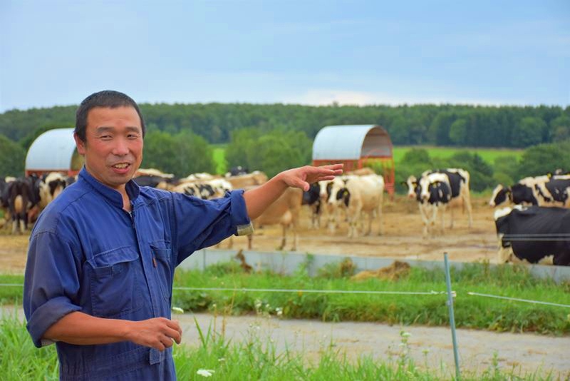 自分の牧場を紹介する菊地牧場の菊地雄介さん