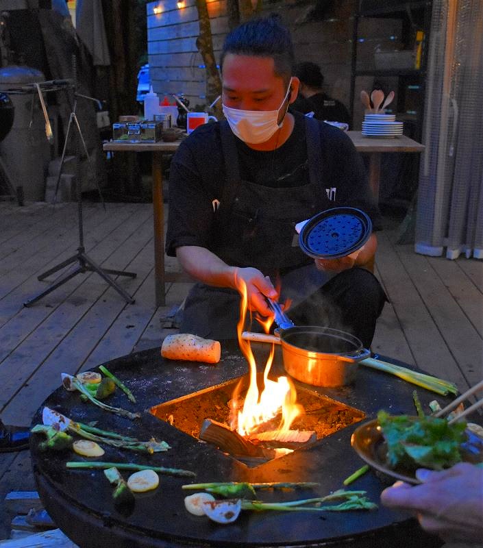 日が落ちて暗くなった中でBBQを焼く様子