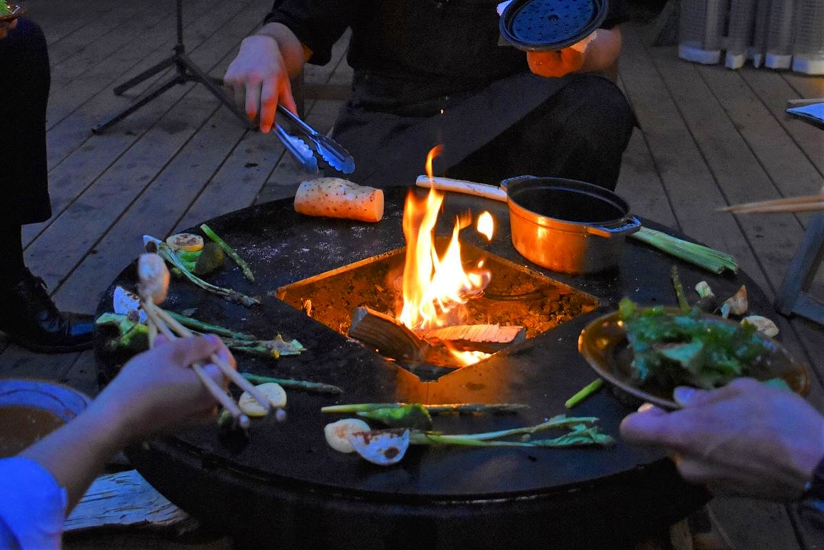 仕事帰りに焚き火を囲みＢＢＱ～札幌のアウトドアレストランで非日常を満喫　mountainman〈編集長☆発〉