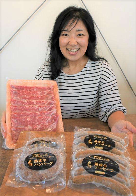 ハンバーグなどの加工品やスライス肉を手にする加藤由紀さん