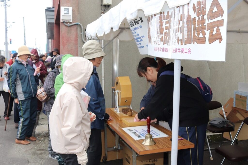 参加者が列をつくっているガラポン抽選会の様子