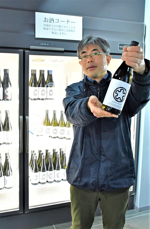 道産米でつくる日本酒アワードでグランプリを獲得した「十勝特別純米」を手にする杜氏の若山さん