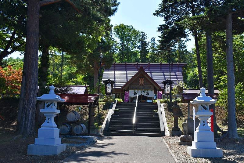 北海道・仁木町にある「ワイン神社」として親しまれている仁木神社の全景